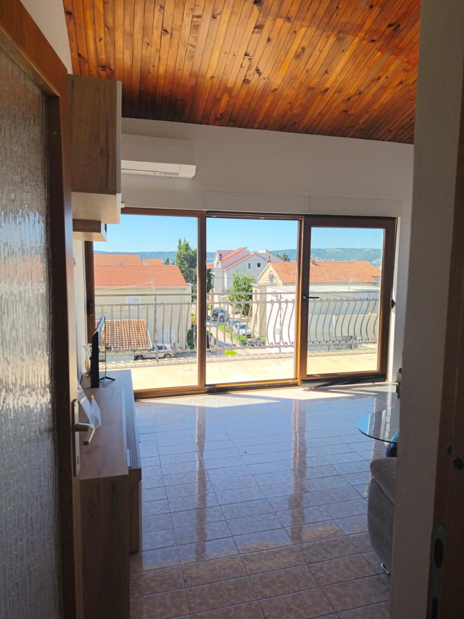 Apartmani Ljubica คาชเตลา ภายนอก รูปภาพ