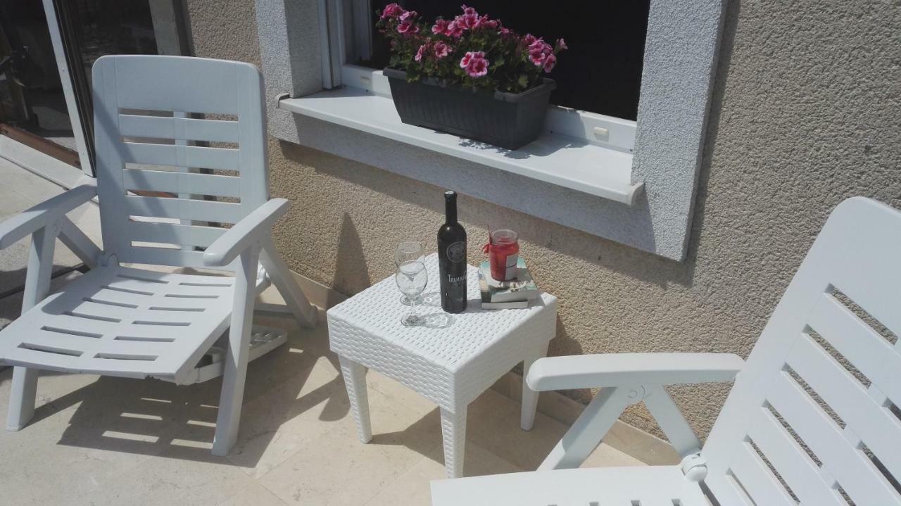Apartmani Ljubica คาชเตลา ภายนอก รูปภาพ